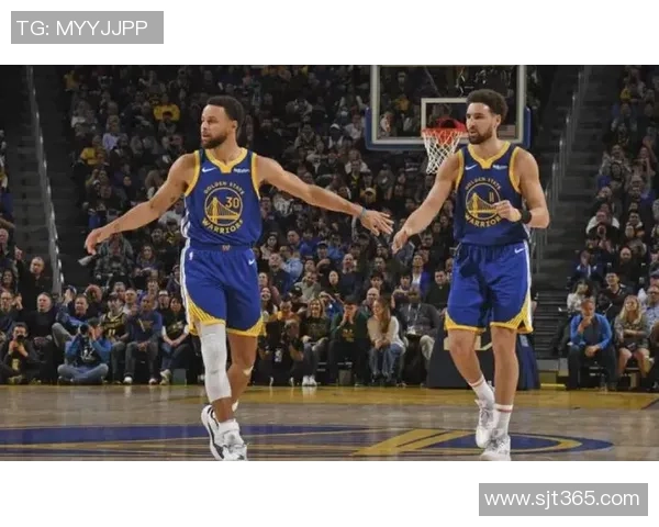 克莱汤普森:勇士队的三分之王与篮球场上的传奇故事 克莱汤普森:勇士队的三分之王与篮球场上的传奇故事