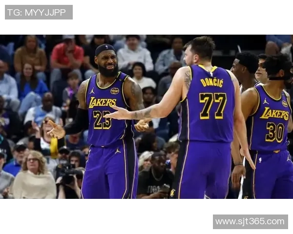 湖人对火箭精彩对决回顾球迷热议赛场表现与战术分析 湖人对火箭精彩对决回顾球迷热议赛场表现与战术分析